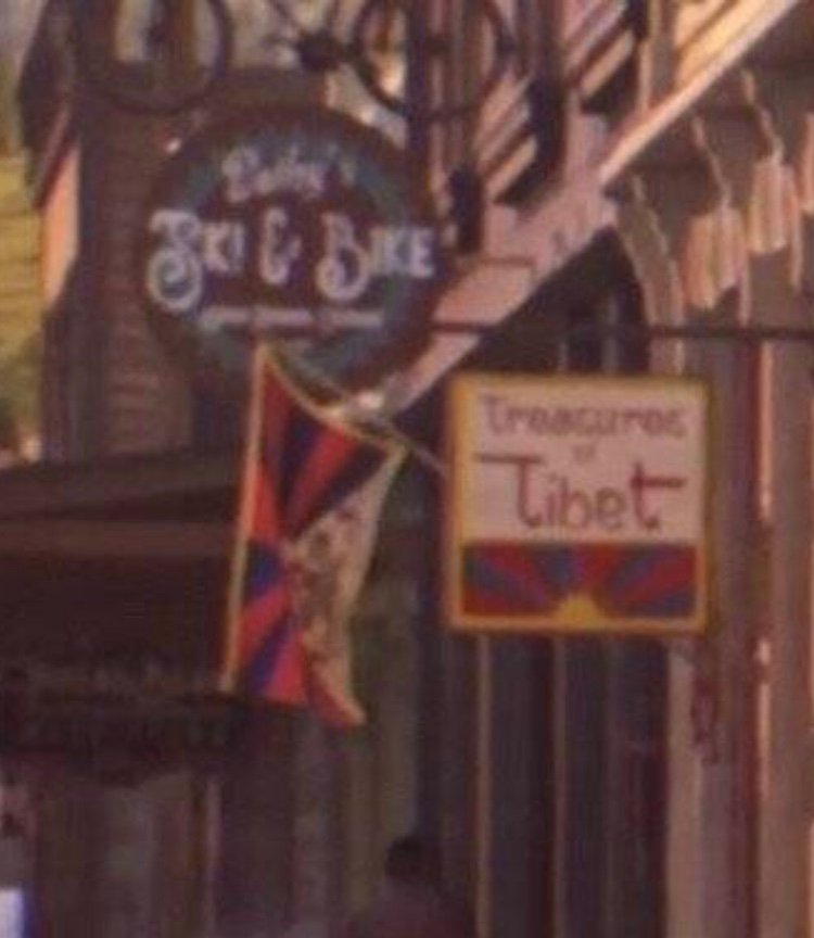 Life is Strange: True Colors》的游戏画面出现藏独旗帜！中国玩家 